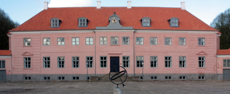 Moesgårrd med ny facade 1-tekstLone Hovedbygningen set fra gårdspladsen