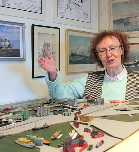 Ruth viser model af Århus Havn
